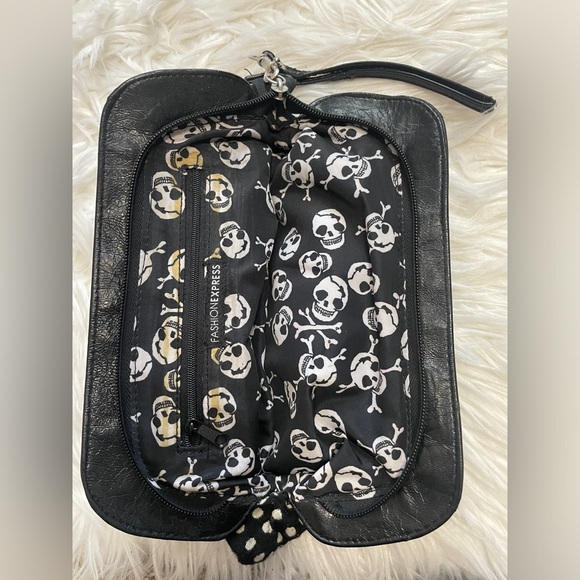 FASHION EXPRESS Polka Dotted Clutch - Picture 3 of 3